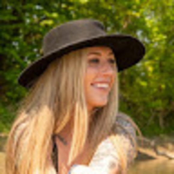 Meet your Posher, Brittany - Picture 1 of 1